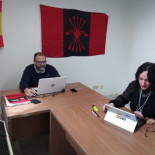 Luz Belinda, la exdiputada de Vox, luce una bandera de Falange en el Parlamento de Andalucía