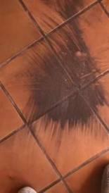 Una vecina de Gijón denuncia con la ayuda de un iman, las partículas que recoje en su terraza debido a la contaminación