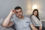 Miles de españoles se ven obligados a compartir piso con sus parejas porque no pueden pagar solos un alquiler