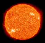 ¿Cuánto tarda un fotón en salir del Sol?