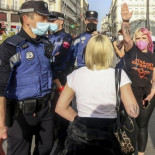 Escupitajos e insultos de ultras en una manifestación trans en Madrid: "Maricones degenerados"