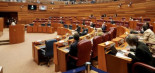 PSOE y Podemos desean «salud y República» en el pleno de las Cortes y Cs responde con el himno a la Guardia Civil