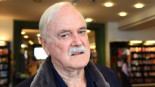 John Cleese pide perdón por haberse reído de de personas blancas inglesas [ING]