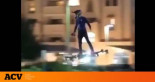 Graban a un hombre volando en un drone sobre el tráfico