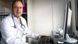 Tomás Segura, neurólogo: "El virus no entra en el cerebro, rompe la barrera que lo protege"