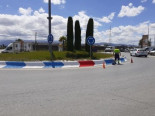 Portavoces de Vox y PP acusan al Ayuntamiento de Vegas del Genil de pintar las rotondas de color rojo "por cuestiones ideológicas"