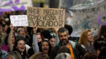 Viola y golpea a una amiga en un portal de Murcia y le roba el móvil para que no pida ayuda