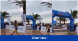 Se para a celebrar antes de tiempo y es adelantado a sólo unos metros de la meta en el Triatlón de Sagunto