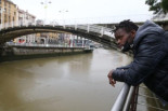 Rescate en la ría de Bilbao: "Ni me lo pensé; me quité la mochila y me tiré a salvarle"