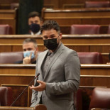 El zasca de Rufián a Casado en su respuesta a Sánchez: "Esto es lo que pasa cuando a uno le regalan un máster"