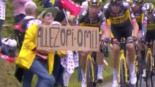 El Tour denuncia a la mujer del cartel que provocó el accidente masivo pero sigue desaparecida