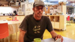 Arquitectura hostil: Camilo, cinco años sin techo sorteando postes y barrotes: "No quieren que se vea a tanta gente tirada en la calle"