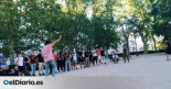Cientos de chavales van en Madrid al evento de un chiringuito financiero que les promete vivir mejor que sus padres