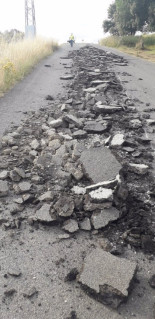 Revientan de madrugada el asfalto en una carretera de Portomarín (Lugo)