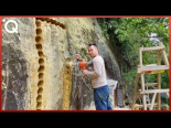 Un hombre se construye un apartamento excavando la pared rocosa de una montaña