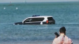 El mar se traga en Sanlúcar un coche de la Policía Nacional que había quedado encallado en la orilla