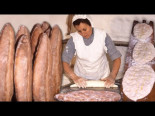 Panes artesanales en una panadería tradicional. Labores de amasado y horneado durante la madrugada [Eugenio Monesma]