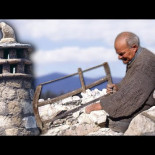 Chimenea de piedra tosca.  Extracción y corte manual con hachas y sierras para su construcción