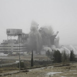 Espectaculares imágenes: Endesa vuela la tercera caldera de la central térmica de Andorra (Teruel)