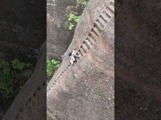 Subiendo peldaños a pelo en Pojun, China