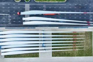 China fabrica el aerogenerador terrestre más grande del mundo: caben tres campos de fútbol entre sus aspas