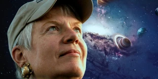 Ella está esperando una llamada desde el espacio  (ING)