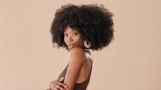 Ni un pelo de marginación para melenas a lo afro y calvos: primer paso para una ley contra la discriminación capilar en Francia