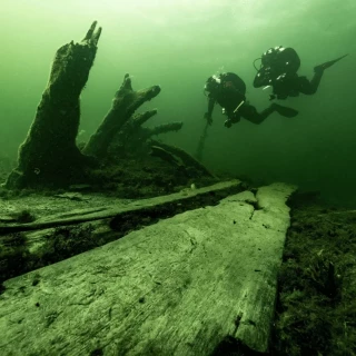 Cofre de armas medieval encontrado en el buque insignia medieval hundido Gribshunden (ENG)