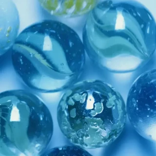 Por qué suenan canicas en el piso de arriba por las noches