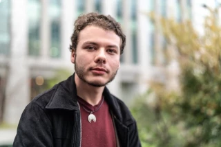 Entrevistamos a un joven claramente imbécil que tras dos años sin Netflix y sin viajar todavía no es millonario