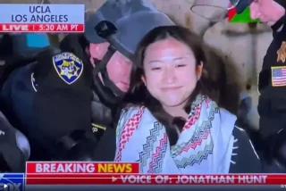 "La sonrisa de estar en el lado correcto de la historia": la mejor imagen que verás de las protestas universitarias en Estados Unidos