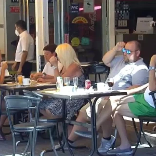 Turistas británicos, indignados por el aumento de precio del alcohol en España: "No volveremos más"