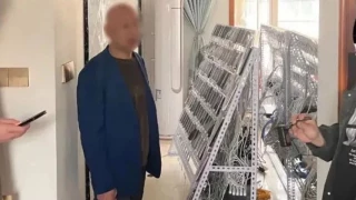 Detienen a un influencer con 4.600 móviles en casa, que usaba para trucar sus streamings