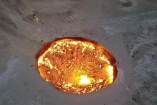 El error humano que generó la “Puerta del Infierno”: arde a más de 400° y no saben cómo cerrarla