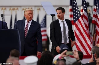 Ex director de la oficina de Trump, Johnny McEntee, provoca una reacción violenta con un video escandaloso que se jacta de dar dinero falso a las personas sin hogar para que sean arrestadas (eng)