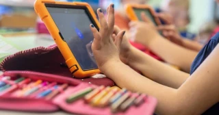 Familias de un colegio concertado acuden al Defensor del Pueblo porque el centro impone 'tablets' de más de 800 euros para estudiar