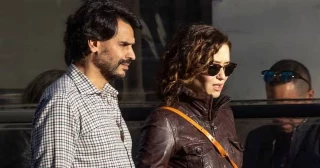 Con peluca y escondiéndose detrás de las columnas: así ha sido la llegada del novio de Ayuso a los juzgados