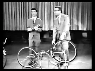 Frank Zappa enseña a Steve Allen a tocar la bicicleta (1963)