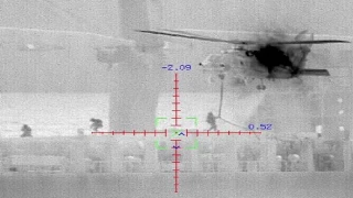 La fuerza de élite de la Armada irrumpe en un barco secuestrado por piratas cerca de Somalia y libera a su tripulación