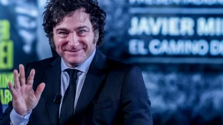 Milei redobla los insultos contra Sánchez y hace malabares para justificar su viaje a España