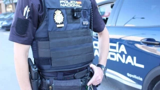 Tira a su mujer por el balcón, luego la encierra en casa y se atrinchera con ella y su hijo en Murcia