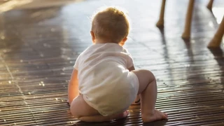 Hallan a un bebé gateando solo de madrugada por una carretera de El Palmar mientras sus padres estaban de copas