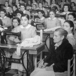 "Podíamos hacer hasta 150 cruces en el suelo con la lengua": la tortura silenciada durante el franquismo de las monjas a miles de mujeres en el Patronato