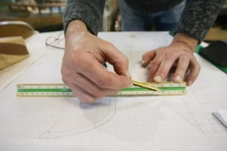 En busca de fontaneros, electricistas, carpinteros o mecánicos: qué hay detrás de la desaparición de los oficios en España