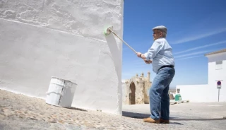 La familia que resiste al turismo y que lleva dos siglos encalando en Medina
