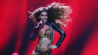 Eleni Foureira acosada en el escenario durante un concierto por el hijo del multimillonario griego