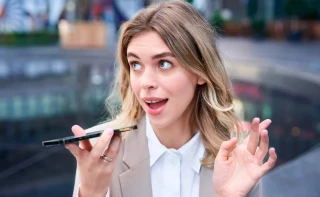 La tiranía de las notas de voz: cómo una herramienta práctica se ha convertido en un hábito irritante