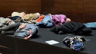 Las dependientas de A Coruña continúan su encierro dentro de las instalaciones centrales de INDITEX