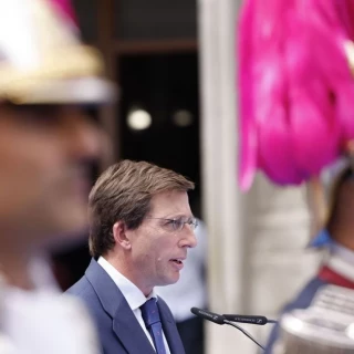 "Querían a nuestros niños de atrezzo": familias de un cole público se rebelan ante un homenaje de Almeida al rey