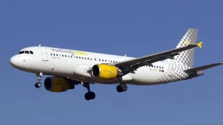 Vueling, multada con 28.000 euros por negar el embarque a una mujer por su escote